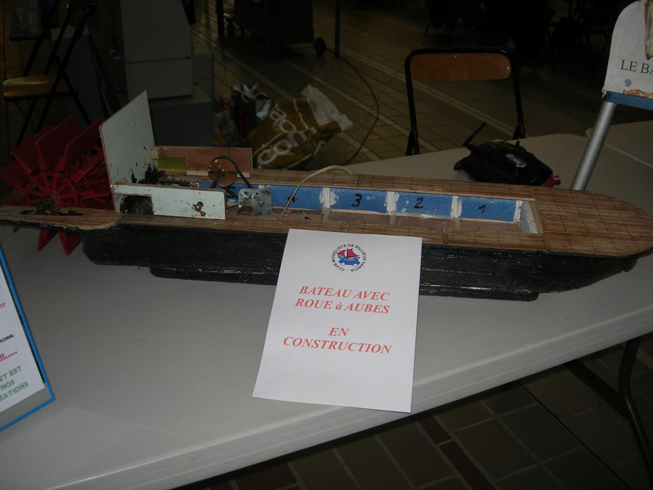 Bateau avec roue à aubes en construction